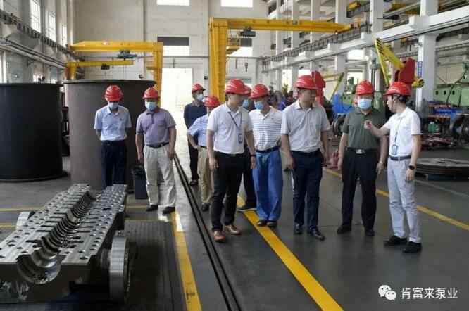 董事长、总经理陈迪,党委副书记黎宇明陪同调研组一行参观火博·体育-火博(中国)展览室