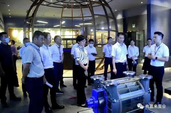 公司董事长、总经理陈迪(右一)向李军区长(右二)一行介绍火博·体育-火博(中国)产品